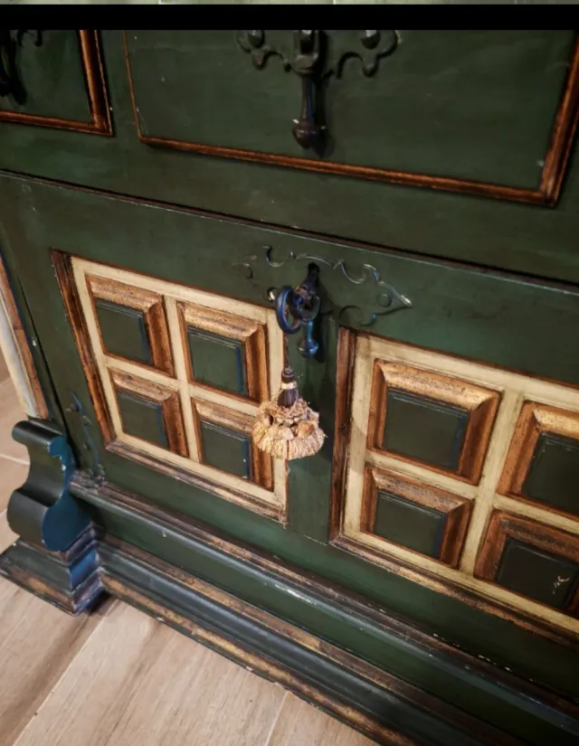 Esquinero de madera verde y dorado antiguo