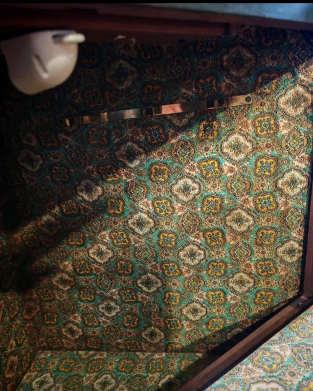 Esquinero de madera verde y dorado antiguo