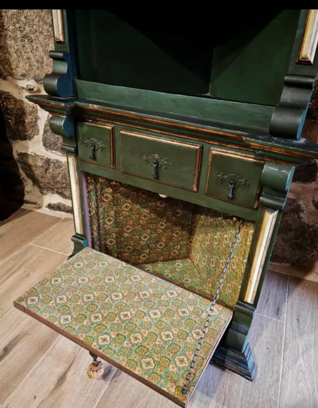 Esquinero de madera verde y dorado antiguo