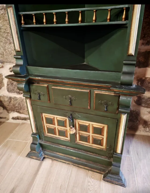 Esquinero de madera verde y dorado antiguo