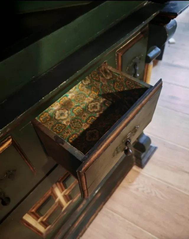 Esquinero de madera verde y dorado antiguo