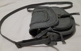Bolso bandolera gris con trenzado