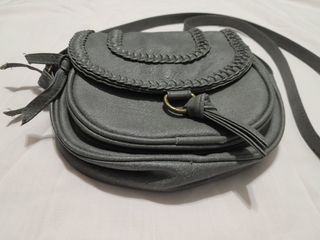 Bolso bandolera gris con trenzado