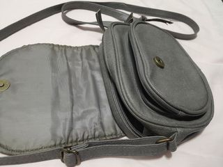 Bolso bandolera gris con trenzado