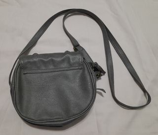 Bolso bandolera gris con trenzado
