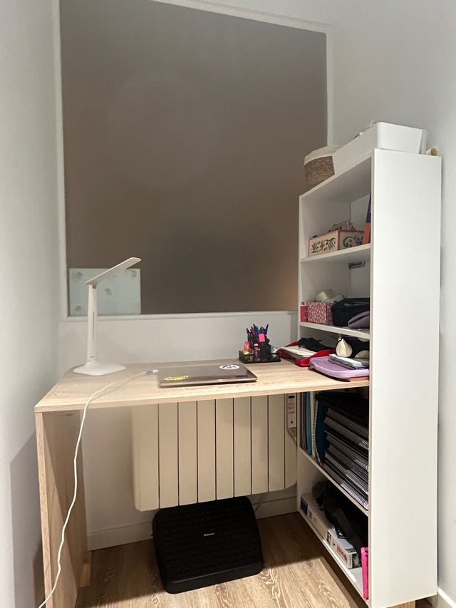 Escritorio de madera y metal