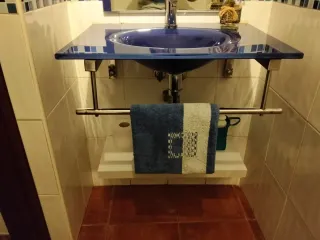 Lavabo de cristal azul con espejo