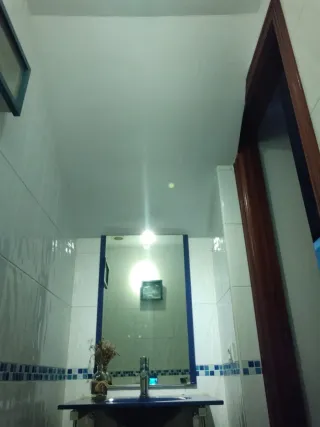 Lavabo de cristal azul con espejo