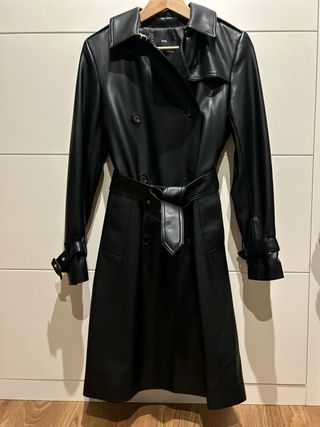 Abrigo de cuero negro