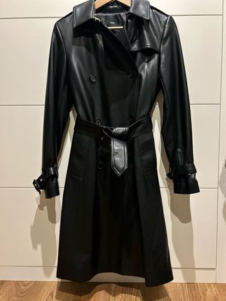 Abrigo de cuero negro