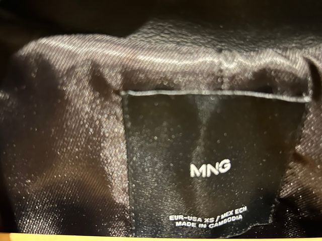 Abrigo de cuero negro