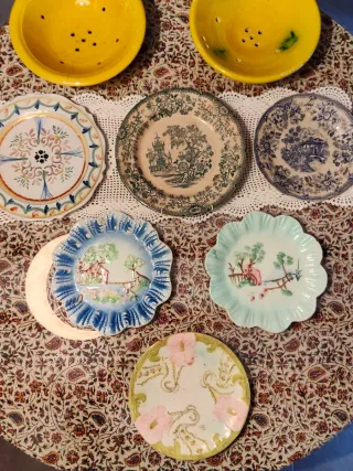 Set di piatti antichi decorati