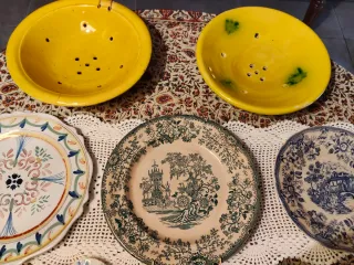 Set di piatti antichi decorati