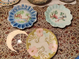 Set di piatti antichi decorati