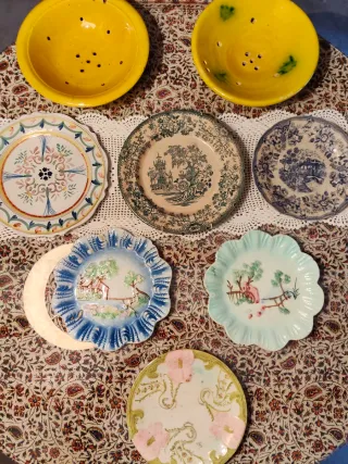 Set di piatti antichi decorati