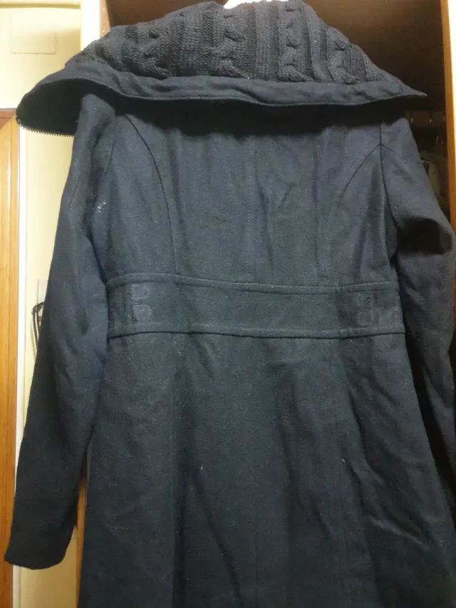 Abrigo negro con capucha de punto