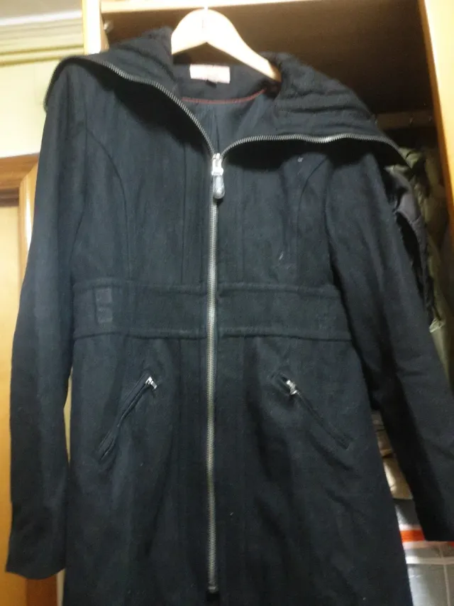 Abrigo negro con capucha de punto