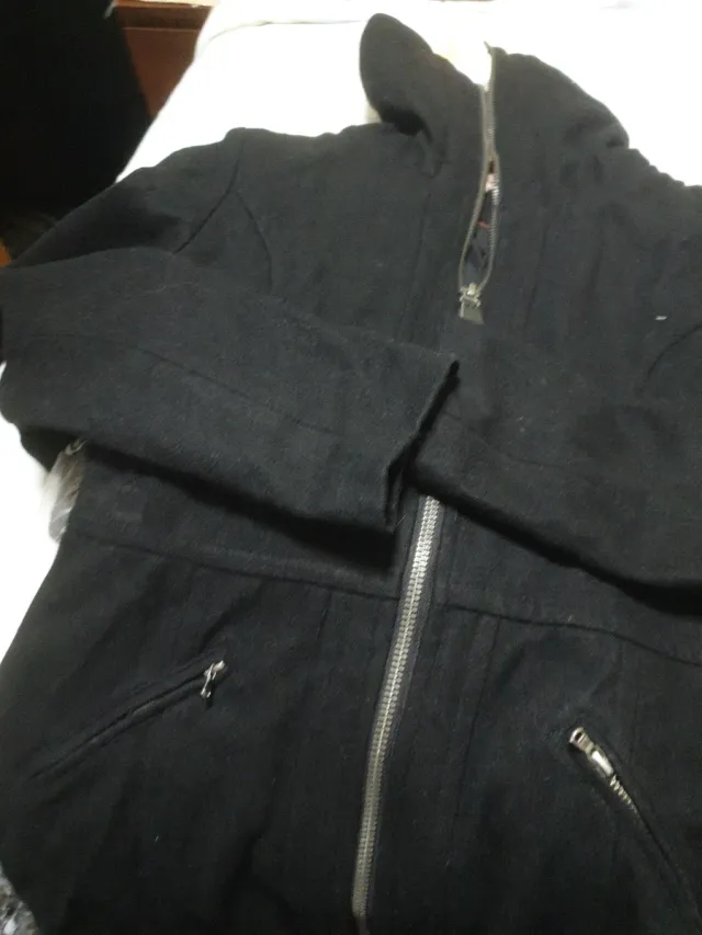 Abrigo negro con capucha de punto