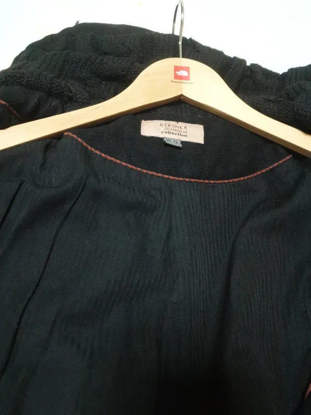 Abrigo negro con capucha de punto