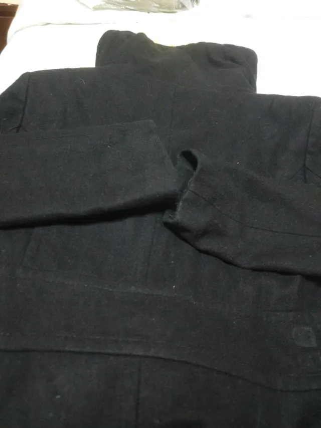 Abrigo negro con capucha de punto