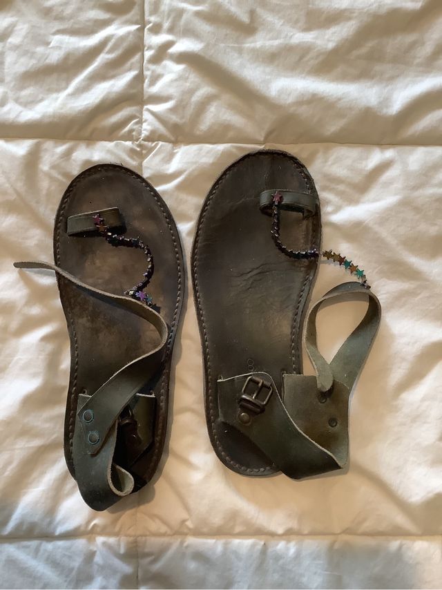 Sandalias de cuero con fantasía