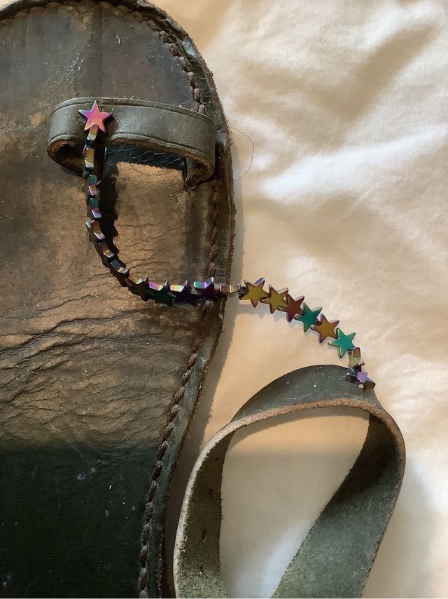 Sandalias de cuero con fantasía