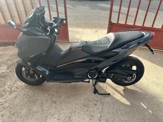 Moto gris Yamaha tmax 560 tech Max