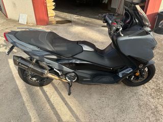 Moto gris Yamaha tmax 560 tech Max