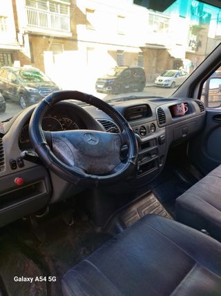 camion Mercedes-Benz sprinter.