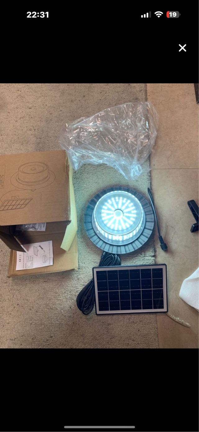 Lámpara solar exterior gris y blanca