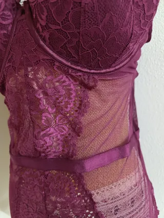 Body de encaje morado