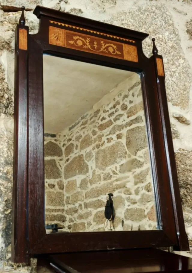 Espejo de madera con marquetería