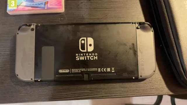 Nintendo Switch + Funda + Mario Kart 8 Deluxe