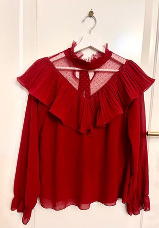 Blusa roja con encaje y volantes