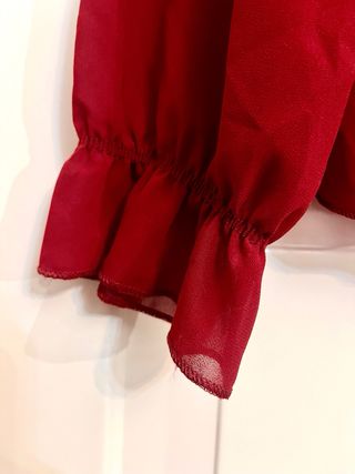 Blusa roja con encaje y volantes