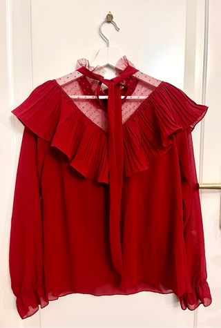 Blusa roja con encaje y volantes
