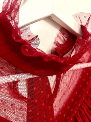 Blusa roja con encaje y volantes