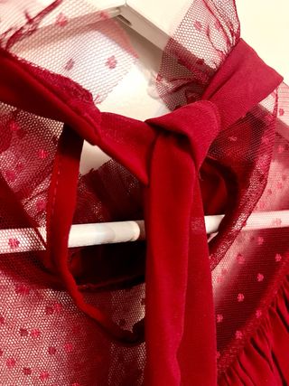 Blusa roja con encaje y volantes