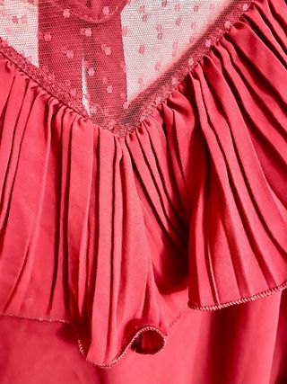 Blusa roja con encaje y volantes