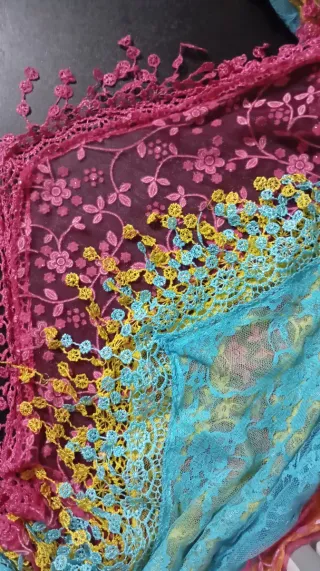 Pañuelos de encaje rosa, amarillo y azul