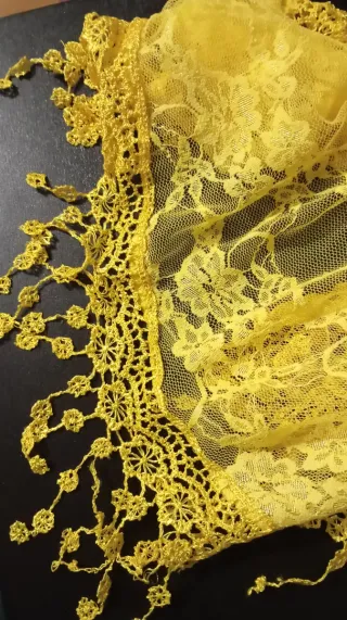 Pañuelos de encaje rosa, amarillo y azul