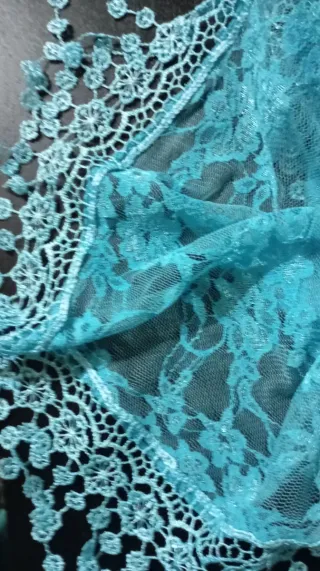 Pañuelos de encaje rosa, amarillo y azul