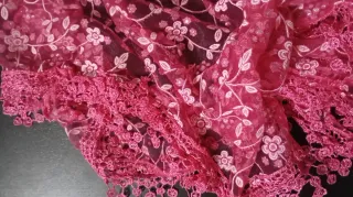 Pañuelos de encaje rosa, amarillo y azul