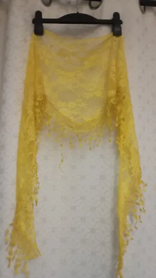 Pañuelos de encaje rosa, amarillo y azul