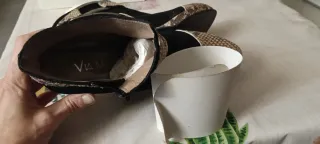 Botines ante y piel tacón fino detalles serpiente