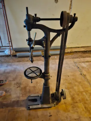 Taladro de columna antiguo 1889 trifásico