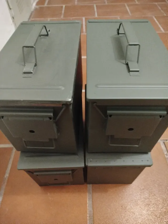 4 Cajas munición ejército (vacia) estancas.