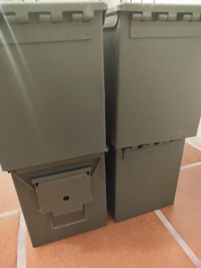 4 Cajas munición ejército (vacia) estancas.