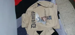 Sudadera beige con estampado
