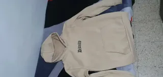 Sudadera beige con estampado